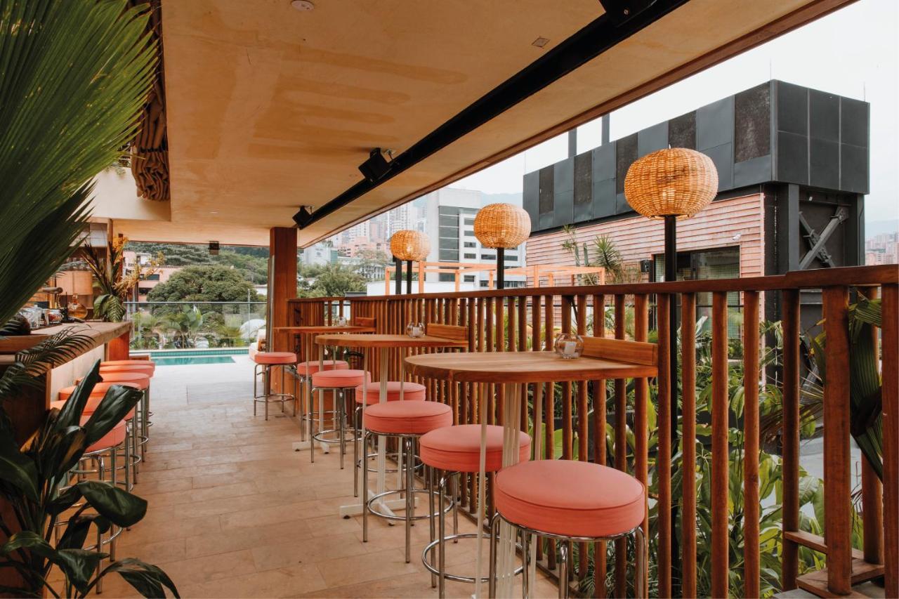 The Click Clack Hotel Medellín Dış mekan fotoğraf The bar at the top of the hotel
