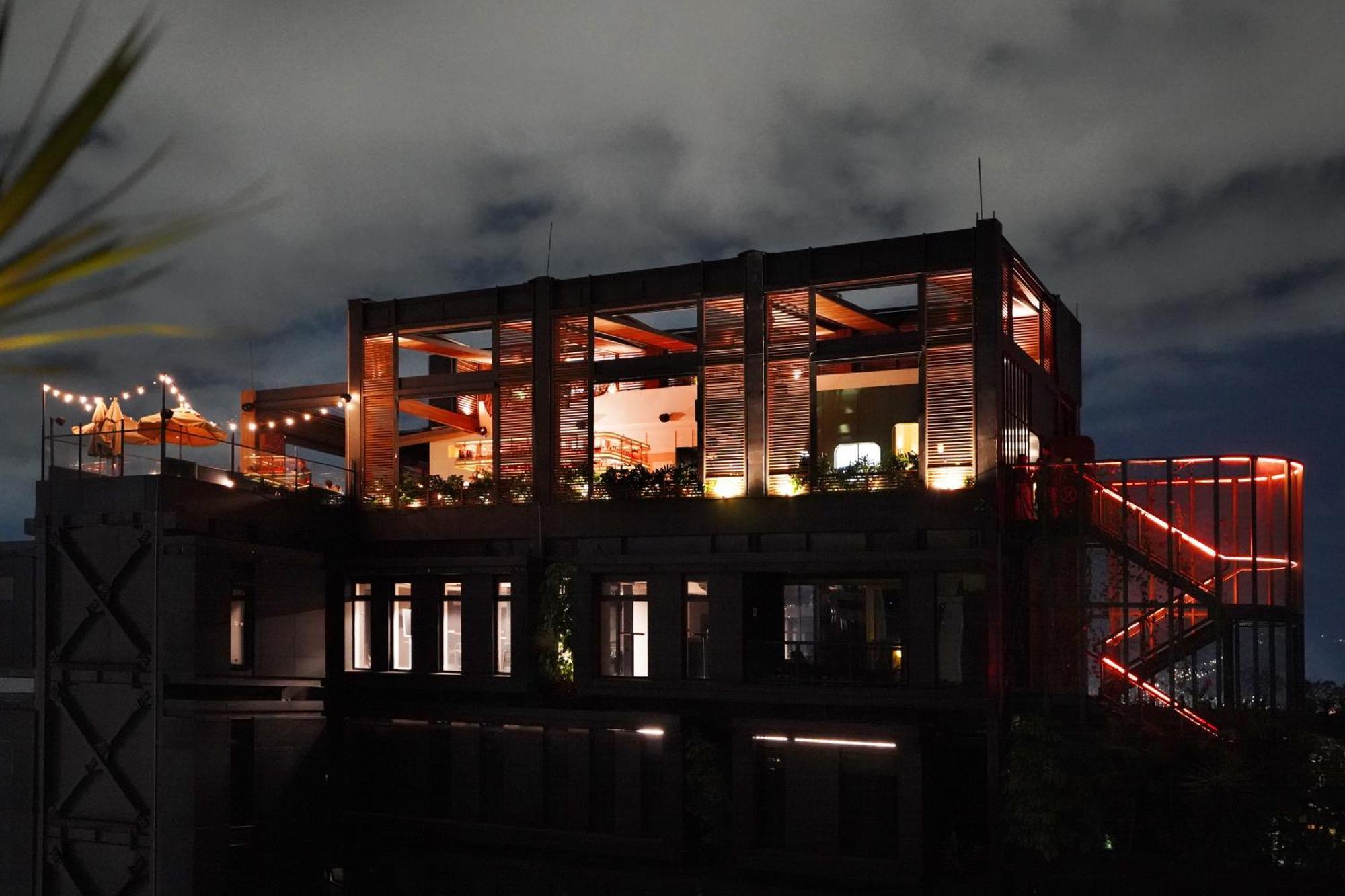 The Click Clack Hotel Medellín Dış mekan fotoğraf The Sky Bar at the top of the building