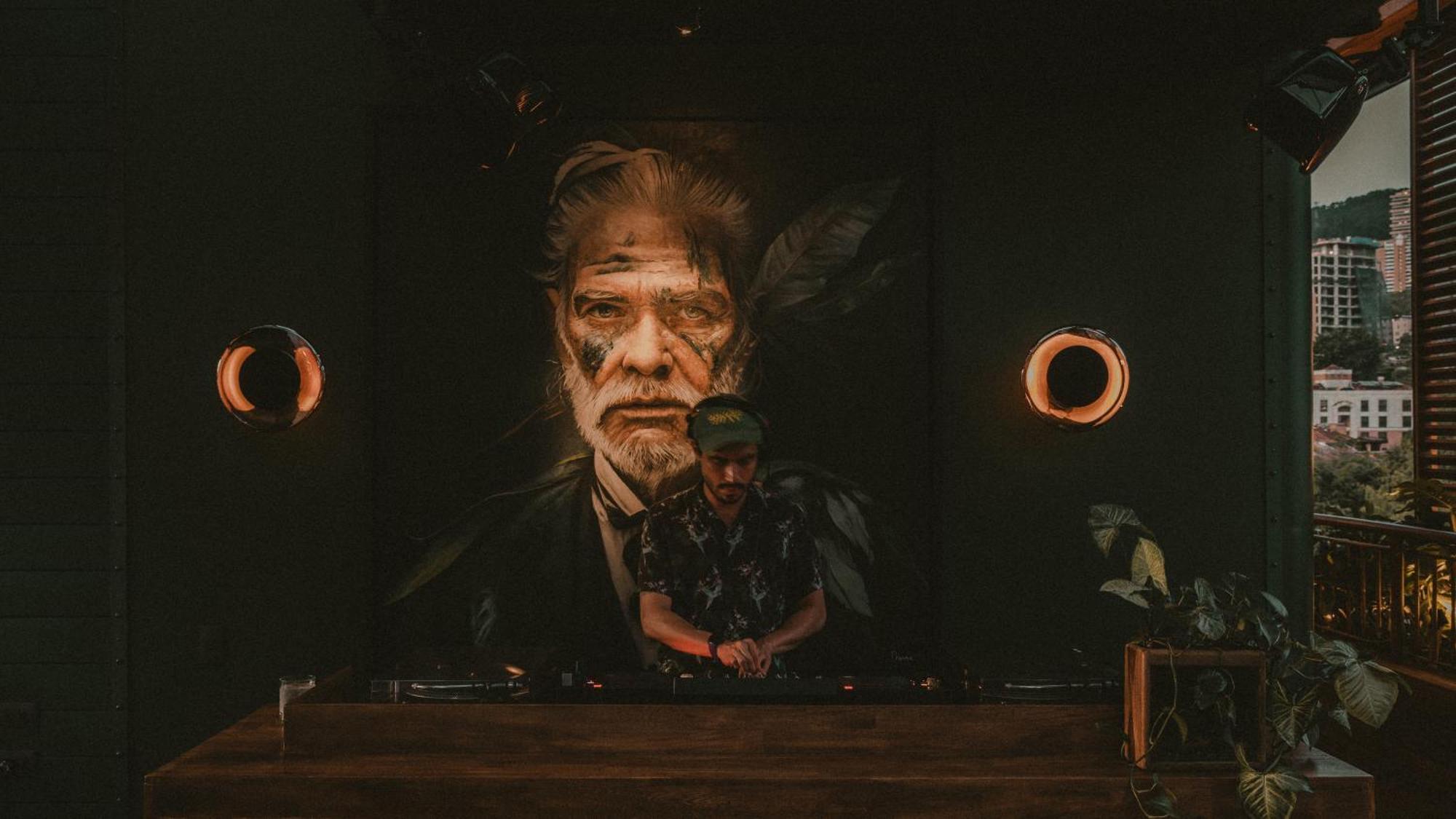 The Click Clack Hotel Medellín Dış mekan fotoğraf The 1970s saw the rise of the New Hollywood, with films such as The Godfather (pictured) and The French Connection.