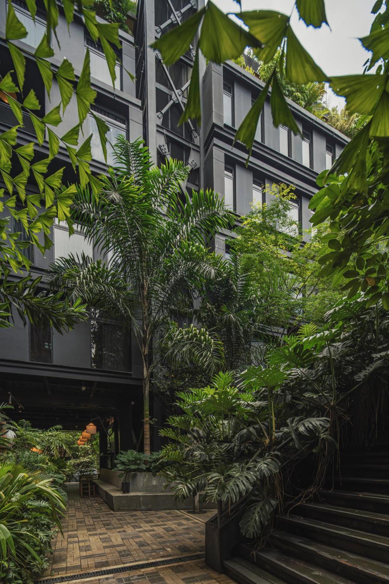 The Click Clack Hotel Medellín Dış mekan fotoğraf The interior courtyard of the building